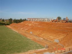 Parte do gramado e visual da arquibancada do lado das cabines