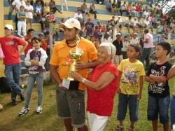 Tiago Ribeiro recebendo o troféu de 3º luga para a equipe do Cruzeiro da Prata