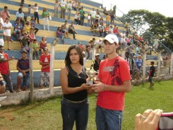 Luis recebendo o trofu de revelao do municipal (goleiro da Planalto Serralheria).