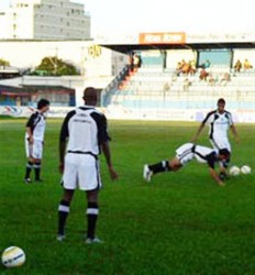 Santos treina no Estádio "Zama Maciel"