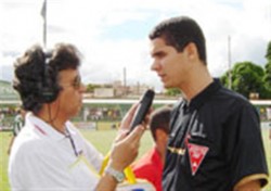 O repórter Edson Geraldo entrevista o árbitro Ricardo Marques Ribeiro, da FMF
