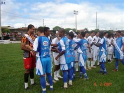 Jogadores do Paranaíba recebem faixas de Campeões