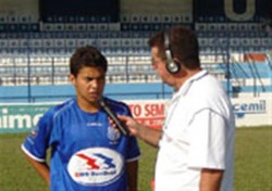 Repórter Fausto Mundim entrevista Fernandinho, do time Júnior da URT