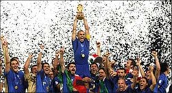 O capitão Canavarro, da Itália, ergue a Copa do Mundo em Berlim, na Alemanha