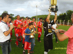 Vazante levanta o troféu de campeão do Torneio Regional Master
