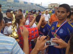 Luciana (filha do Gegê) entrega medalhas