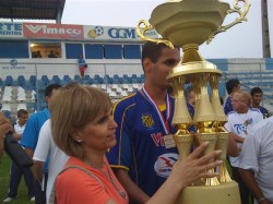 Ivone (viúva do Gegê) entrega Troféu