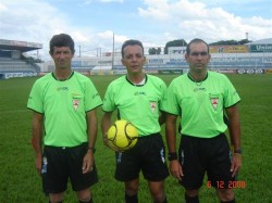 Urbano S.C. Duarte, ao centro, com os assistentes Cleonaldo e Vanderli