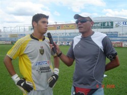 Wantuir Silva e o goleiro Eduardo, do Bela Vista