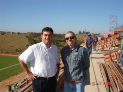 Presidente do Mamoré e o radialista Adamar Gomes, numa visita ao novo Estádio em Julho.