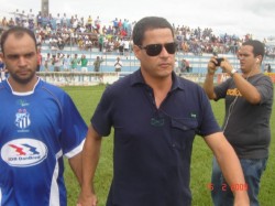 Presidente Sérgio Vita entra em campo com o time da URT