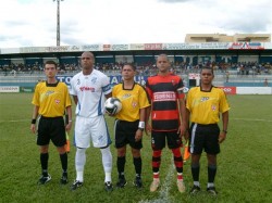 Trio de arbitragem e os capitães de URT e Itaúna