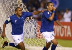 Wellington e Jonathan comemoram após fazer o segundo gol. (Foto divulgação VipComm)