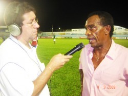 Luís Alberto, treinador da URT, fala ao repórter Fausto Mundim