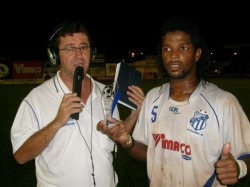 Fausto Mundim entrevista o craque do jogo, Bob, da URT