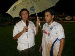 Fausto Mundim com o atacante Saulo, da URT