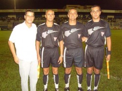 Presidente Sérgio Vita da URT com o Trio de árbitros