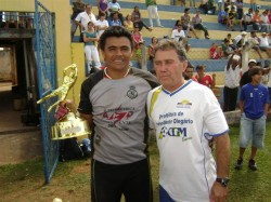 Goleiro Deisinho do Nacional recebendo o troféu de goleiro menos vazado