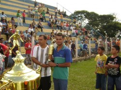 Ratinho recebendo o trofé de 4º lugar para a equipe do Santiago