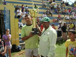 Goleiro Denca recebendo o troféu de vice campeão para o Brejo
