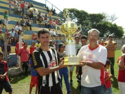 Merrinho capitão do Nacional recebendo das mãos de Saulinho o troféu de campeão municipal 2009 