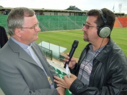 Bispo Dom Cláudio e o repórter Fausto Mundim (Rádio Clube)