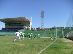 1º gol - Bill salta mais que todos, cabeceia e a bola vai em direção à rede