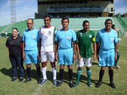 Trio de árbitros e capitães