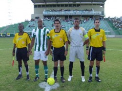 Trio de árbitros e capitães