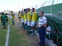 Brandãozinho e os jogadores do banco de reservas