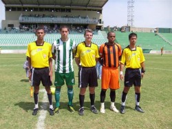 Trio de árbitros e capitães