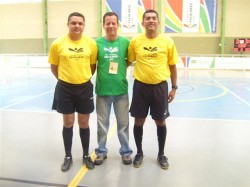 Ednir, Alberto (árbitro paraense) e José Humberto (supervisor de quadra)