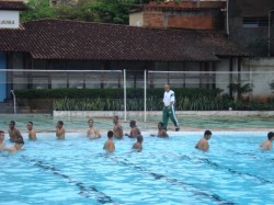 Jogadores do Mamoré na piscina do Carangola Tênis Clube