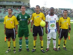 Trio de árbitros e capitães de Mamoré e Unitri