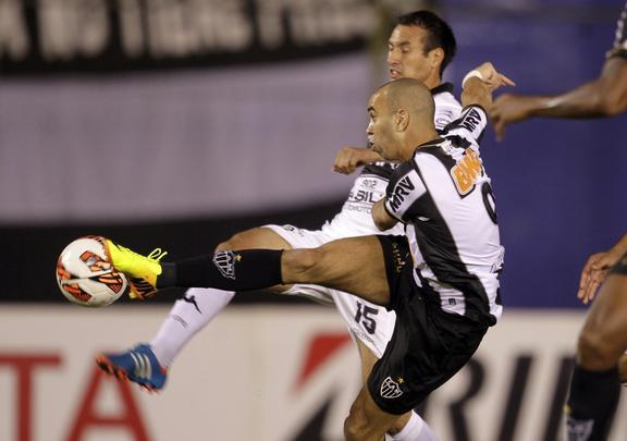 Grêmio é superior e vence o Libertad por 2 a 0 no jogo de ida das