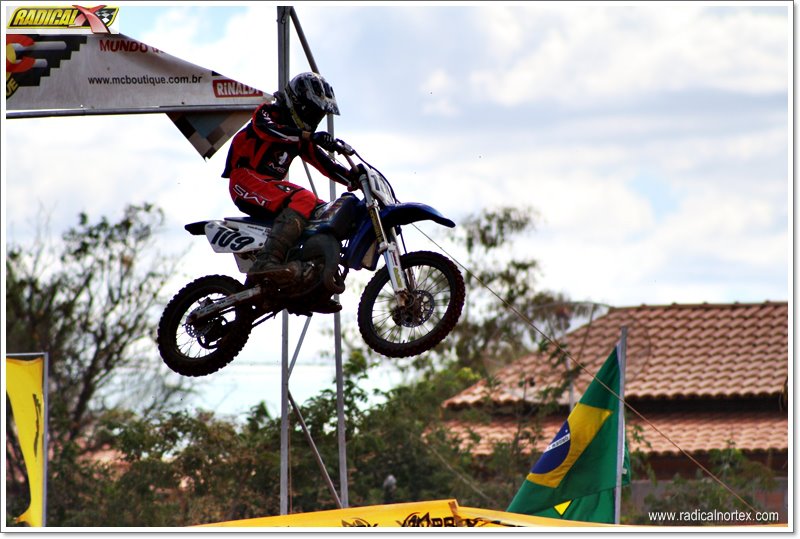 Pequeno Garoto Correndo Em Sua Competição Motocross Fora Da